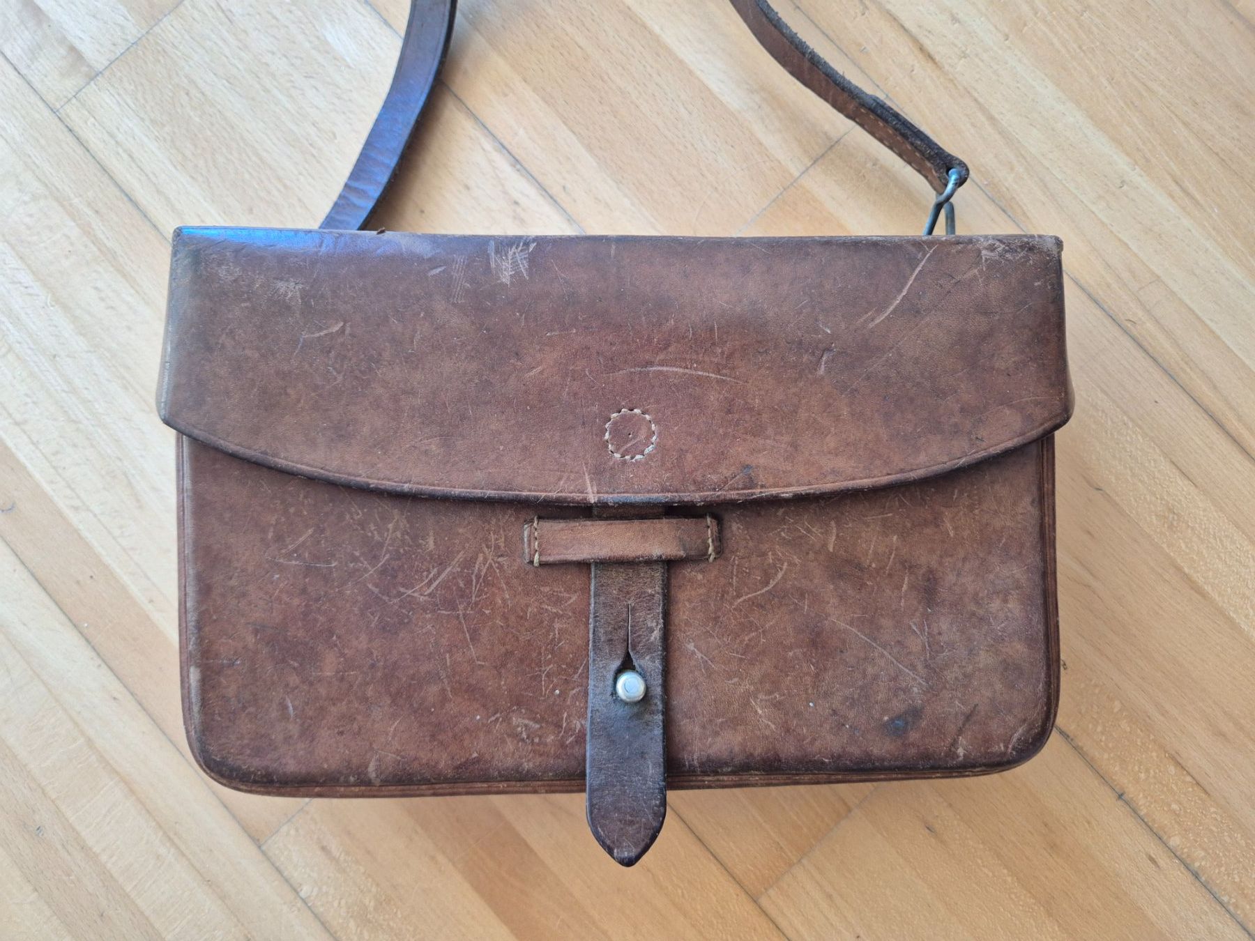 Schweizer Armee Borse: Militär Ledertasche Schweizer Armee 1944 – Usato da Oberdiessbach venduto da Finland1977 1