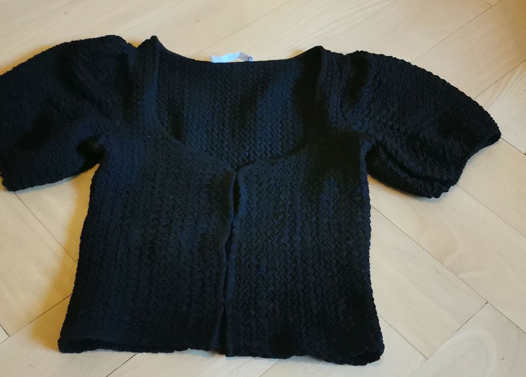 Mango Top: Maglietta nera con maniche a sbuffo  – Usato da Fribourg venduto da chi_j8yw