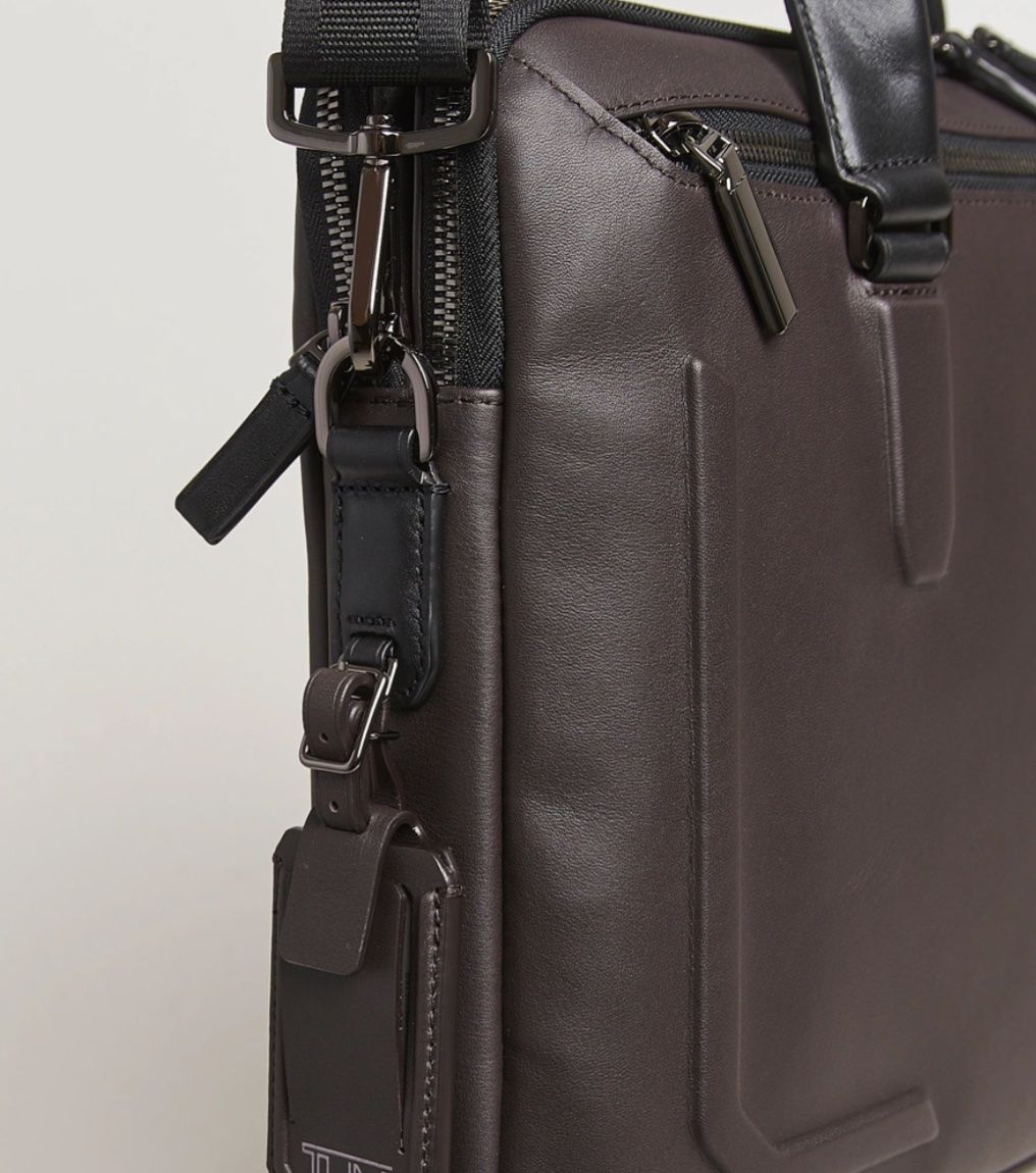 Tumi Borse: Tumi HARRISON Sycamore Slim Leather   CHF 800 – Nuovo (secondo la descrizione) da Unterseen venduto da SONY-CoolGo 2