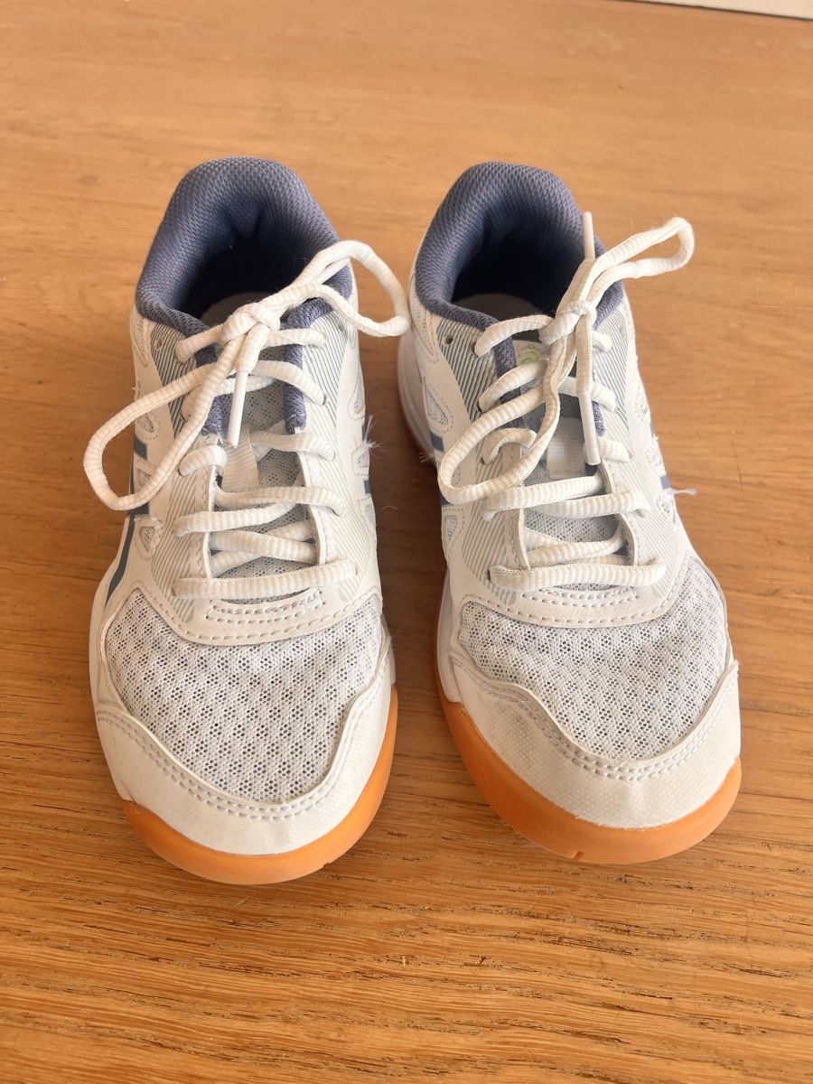 Asics Schuhe für Jungen: Asics Hallenschuhe / Gr 34.5 – Gebraucht aus Kloten von sanibunny 1