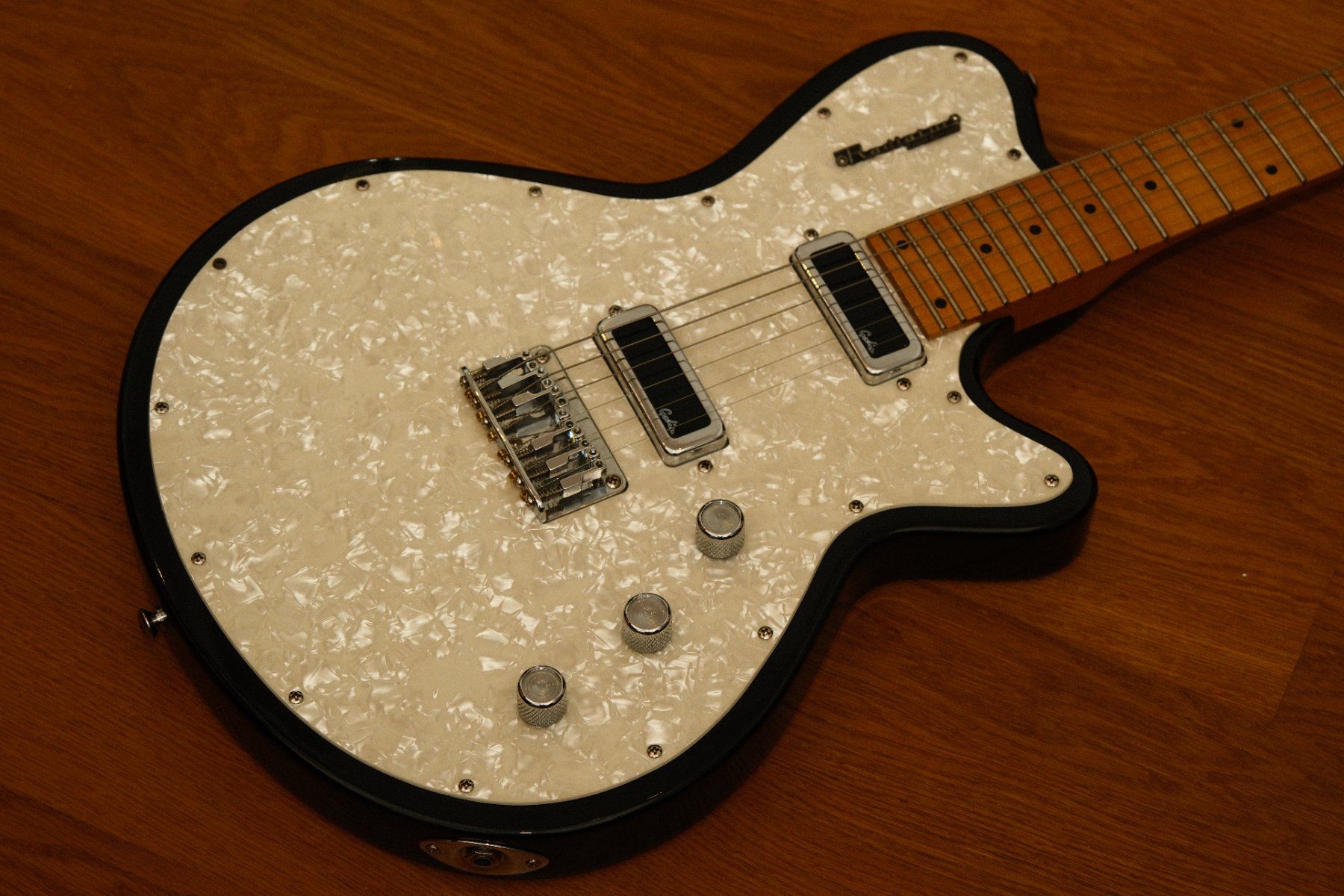 Godin Strumenti musicali: 1999 Godin Radiator Schwarz & Perlmut mit Flame Maple Neck – Usato da Küssnacht am Rigi venduto da Nexovox 1