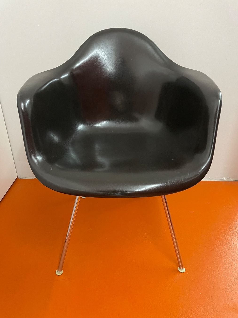 Eames Sedie: Eames Fiberglas Armchair schwarz – Usato da ipsach venduto da Latigo