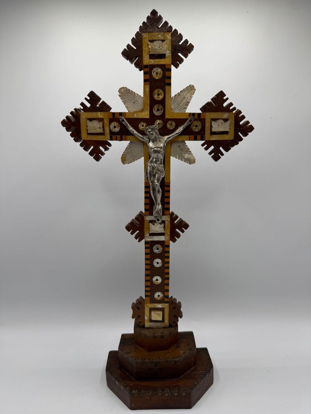 Statuette: Altes Kruzifix , Holz, religiös – Usato da Sachseln venduto da BONATI01