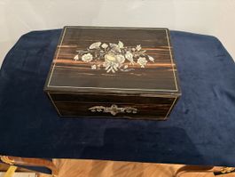 Eleganter antiker Schmuckkasten mit floralem Dekor