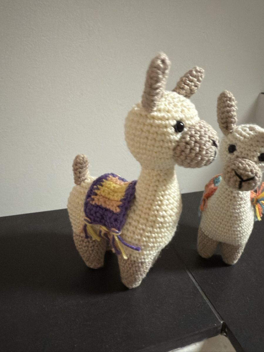 Giocattoli: Handgemachte Häkel Lamas, 2er Set – Nuovo (secondo la descrizione) da Sarmenstorf venduto da Nathaliie_21 1