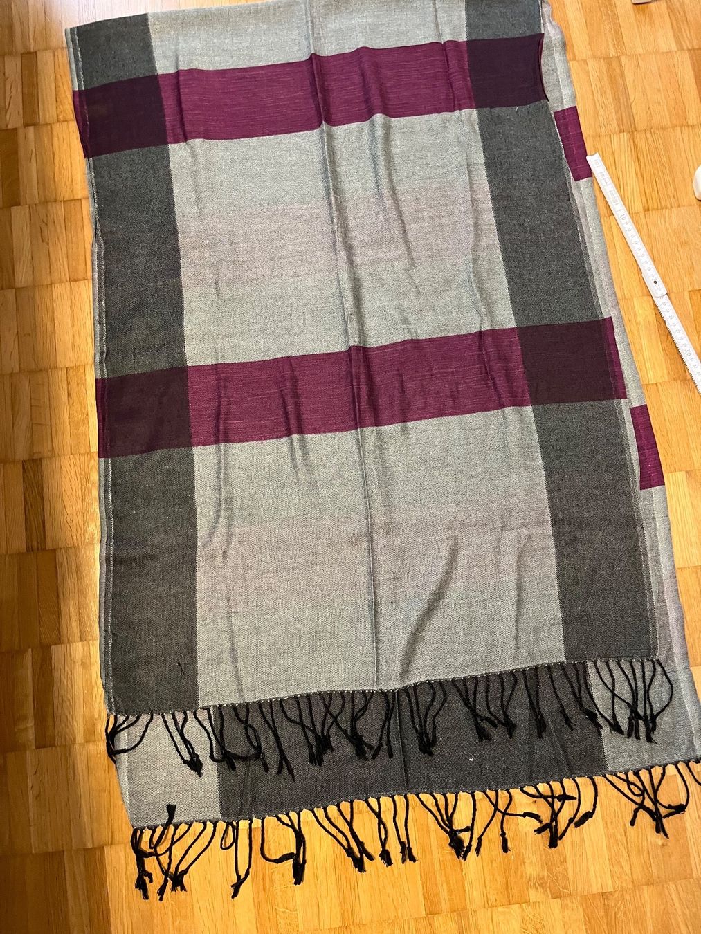 Foulard & Sciarpe: Schicker Schal, grau-lila kariert, mit Fransen – Usato da Jona venduto da Good_luck1_ 2