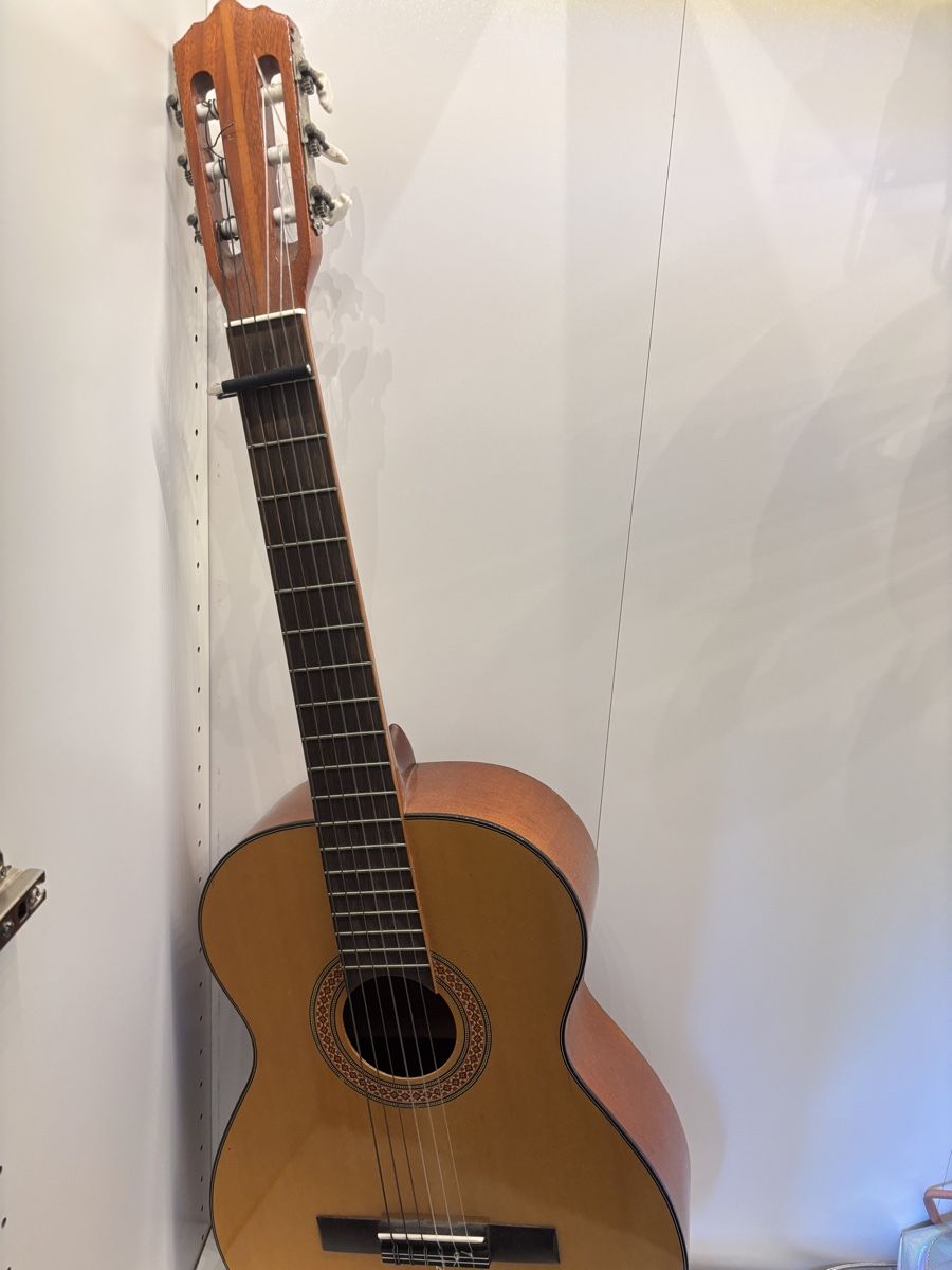 Strumenti musicali: Classical Guitar + Free Capo 🎸 – Usato da Zürich venduto da liu_62ql