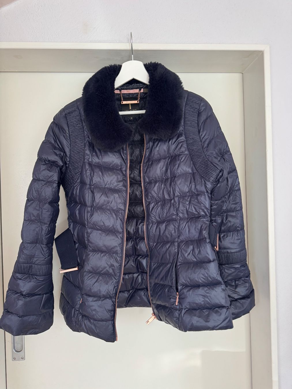 Ted Baker Giacche: Ted Baker Down Padded Coat, Size 2, Navy, Fur Collar – Nuovo (secondo la descrizione) da Jonen venduto da alanwales