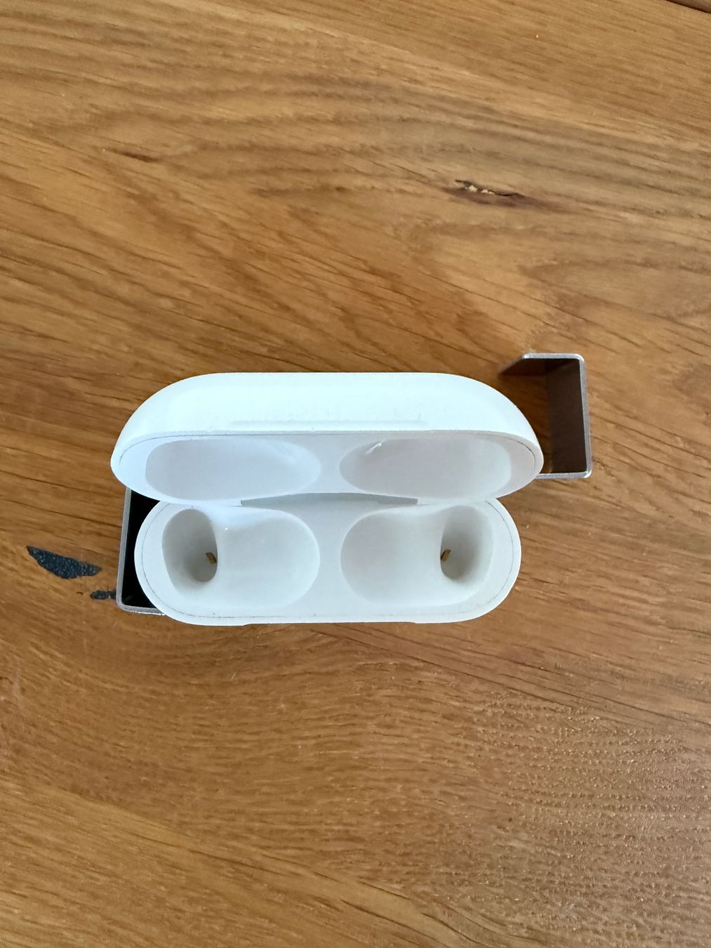 Apple Cuffie: APPLE AirPods Pro 1 Charging Case – Usato da Lausanne venduto da Nine1982 1