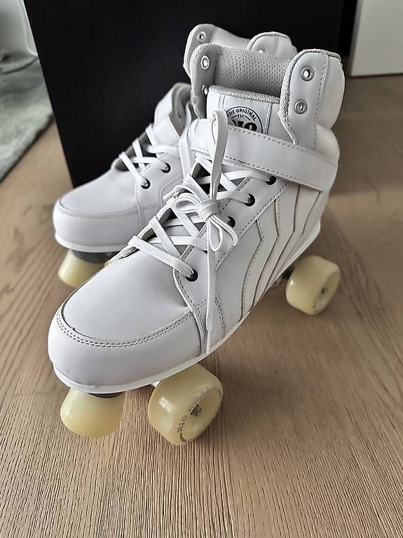 Pattini in linea & Pattini a rotelle: Weisse Rollerblades – Usato da Oberbüren venduto da val_nd85