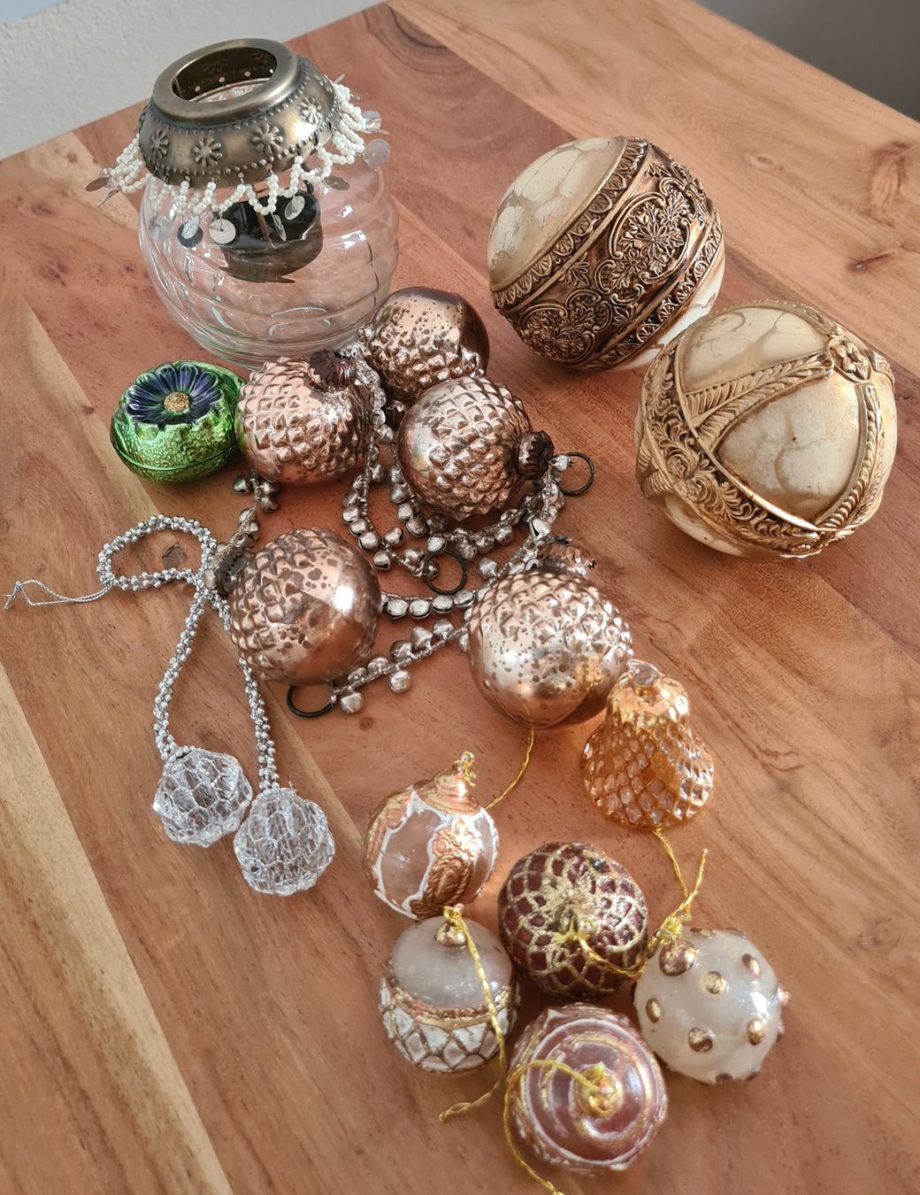 Toutes les décorations: 16 antike Weihnachtskugeln, div.Grössen, 1 Glaskerze – D'occasion à Winterthur par bibummi