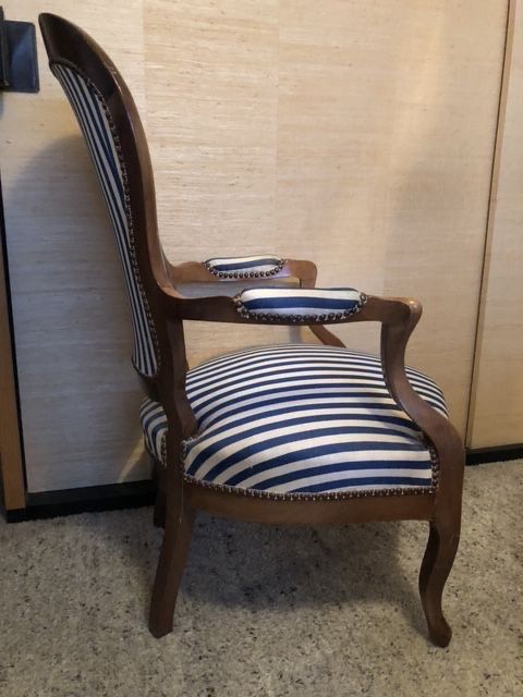 Poltrone: Antiker Sessel, Holz, blau-weiss gestreift. – Usato da Le Sentier venduto da flo_dcg6 1