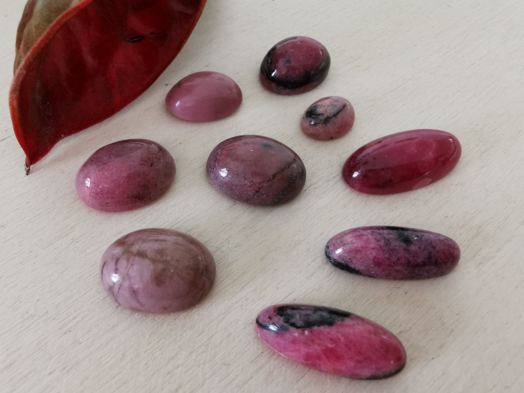 Edelsteine: 9 Stk. Rhodonit  Edelstein - Cabochon – Neu und originalverpackt aus Dierikon von Buntspecht-10 2