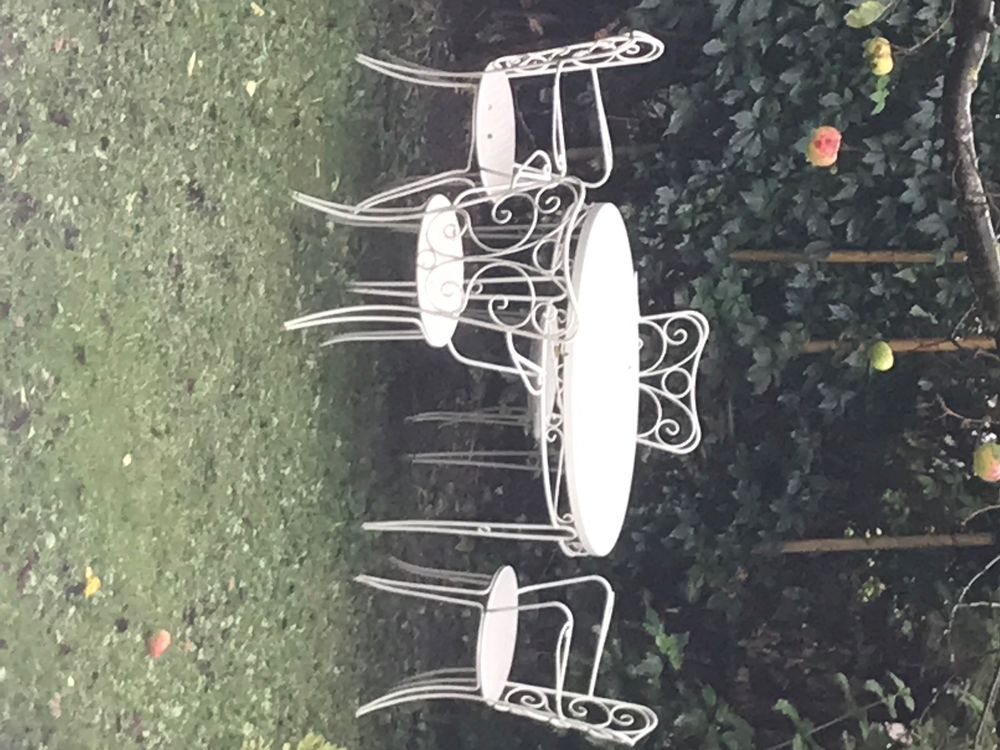 Metalltisch Garten vintage inkl 4 Stühle und 3 Kissen Kaufen auf Ricardo