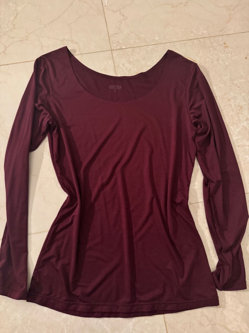 T-Shirts: Burgundy Deep Cut Long Sleeve Flattering Fit – Gebraucht aus Basel von mar_dgx7 1