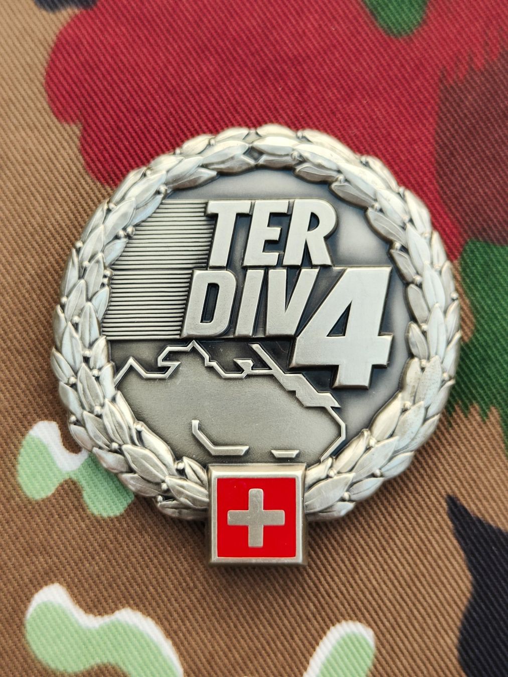 Placchette & Badge: Béretemblem Territorialdivision 4, Variante 1 – Usato da Bauma venduto da SwissMilitaria
