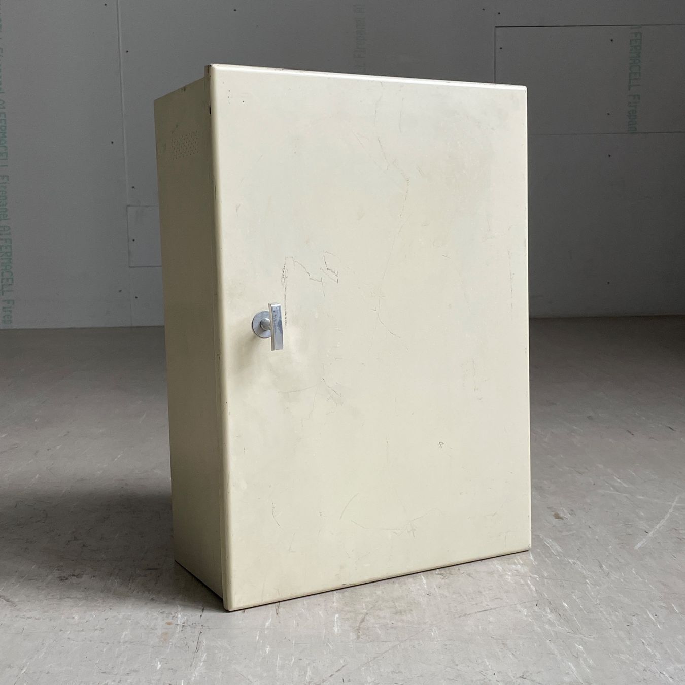 Armadi: 1950er MEWA Apotheker Schrank – Usato da Bern venduto da Modern-Era