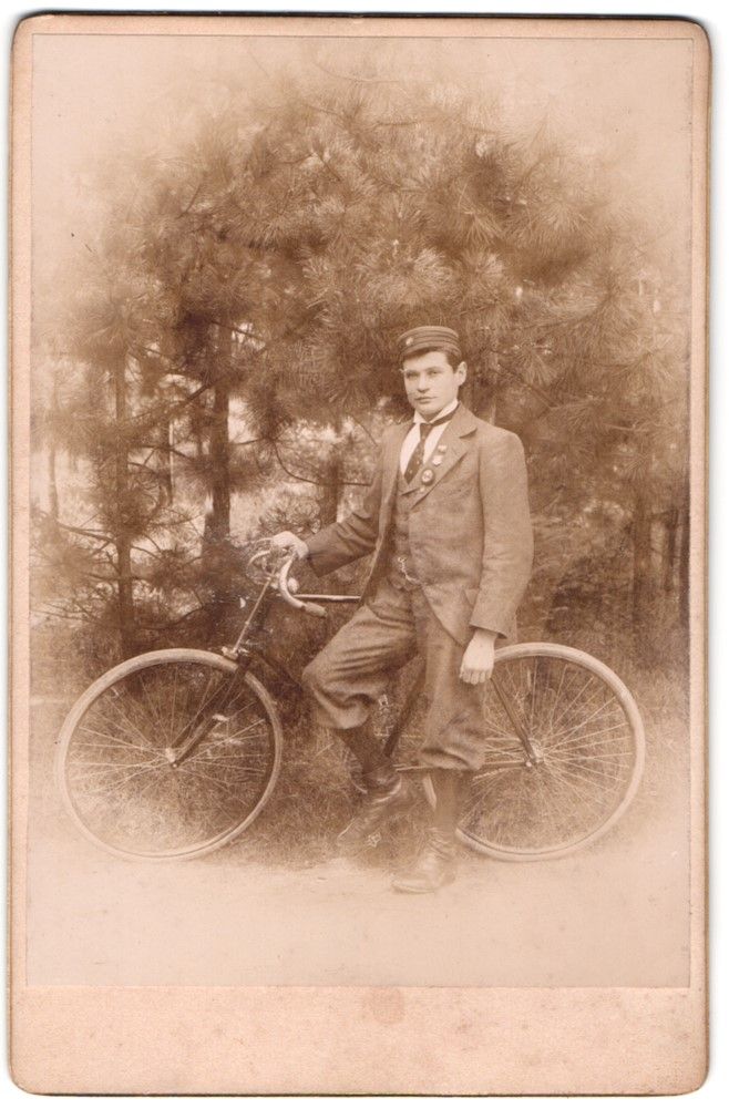 Fotografie &  Plakate: Fotografie Junger Mann mit Fahrrad / Hal – Gebraucht aus Berlin von bartko-reher