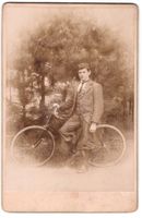 Fotografie Junger Mann mit Fahrrad / Hal