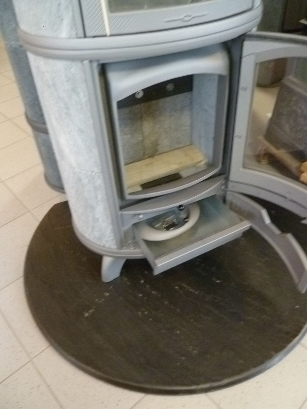 Stufe caminetto: Fast runder Specksteinofen mit 87 % Wirkungsgrad – Nuovo e nell'imballaggio originale da Zürich venduto da stove56 1