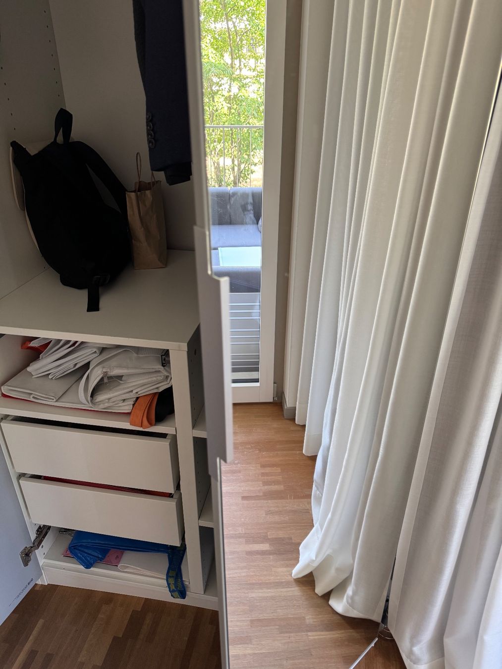 Ikea Armoires: IKEA PAX Schrank mit Spiegeltüren – D'occasion à Zürich par Saskia125 5