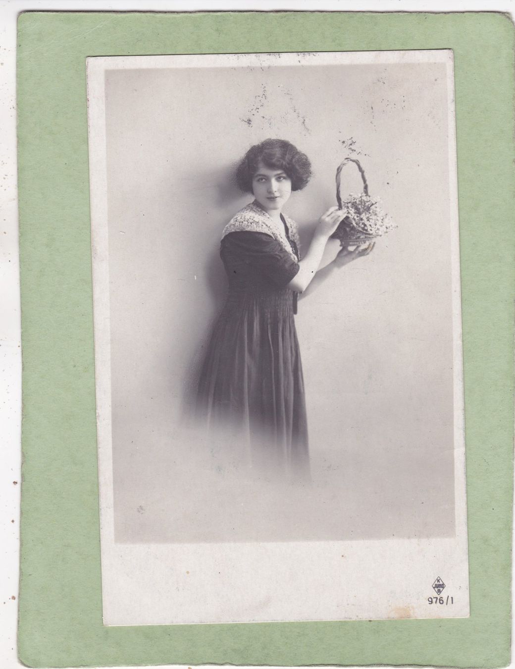 Cartoline postali: Kitsch Frau mit Blumenkorb – Usato da Herisau venduto da Lisegrat2008