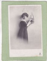 Kitsch Frau mit Blumenkorb
