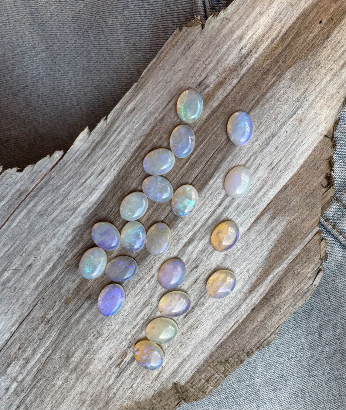 Fossili: 20 Stk  Cabochons Opal echt winzig neu   oval 7x9mm  solid – Nuovo e nell'imballaggio originale da Leuggern venduto da gemshow 1