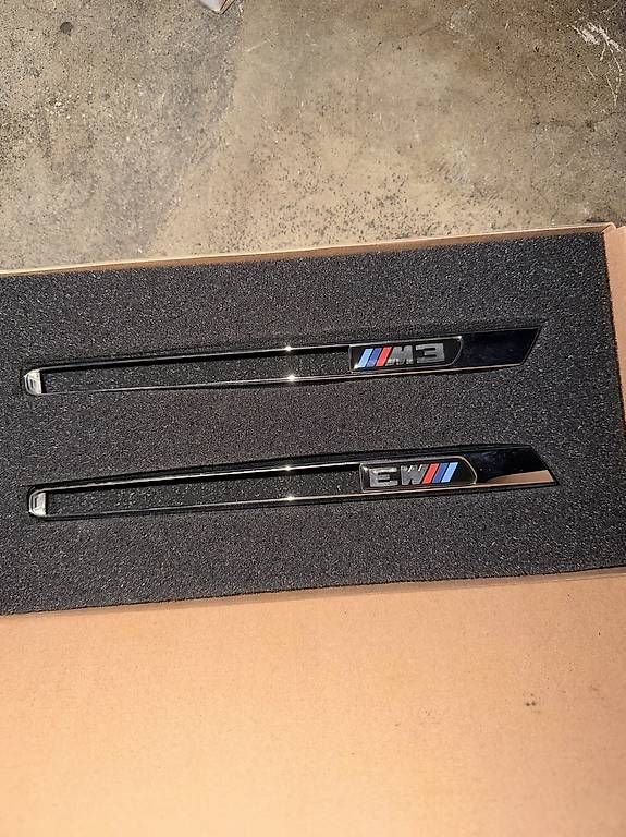 BMW Tutti pezzi di ricambio auto: BMW M3 E92 E90 E93 Seitenblinkerverkleidung – Usato da Zollikon venduto da gaeng4665 2