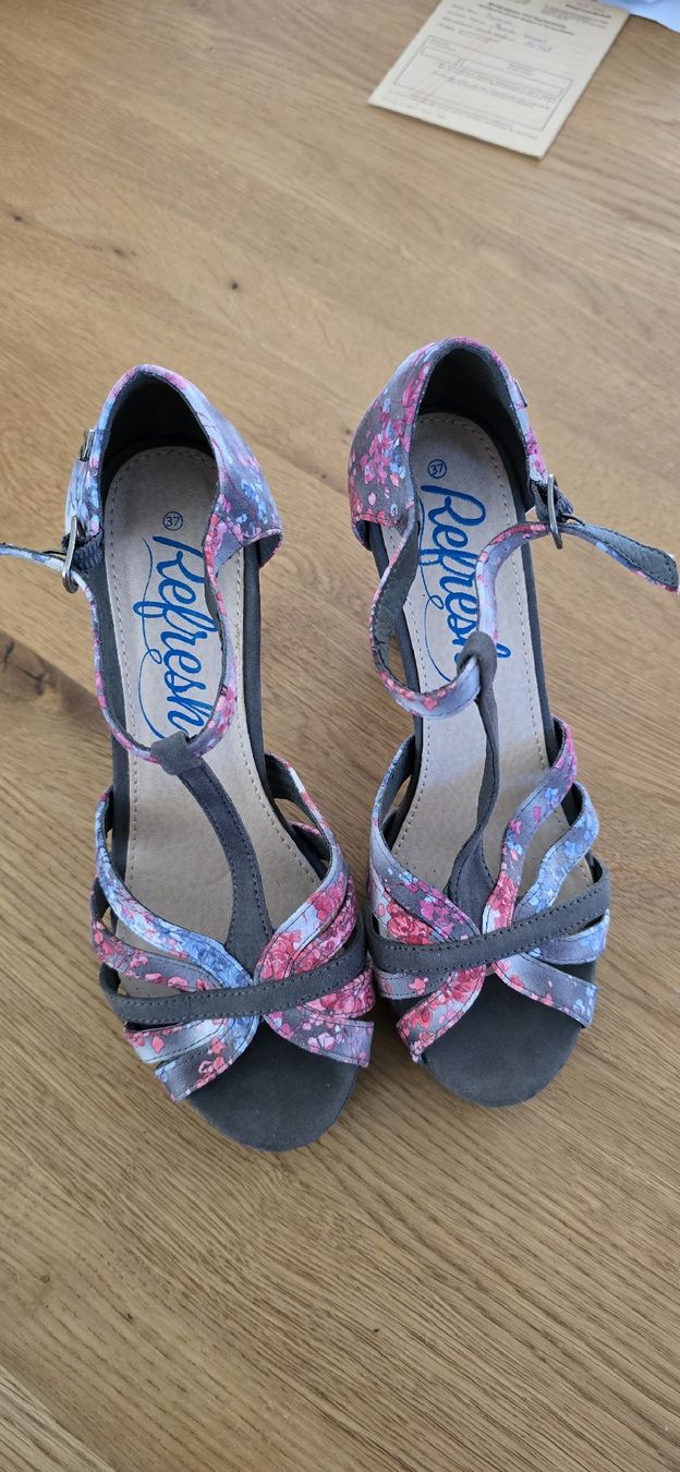 Scarpe da donna: Sandaletten Refresh mit Blumenmuster Grösse 37 gebraucht – Usato da Büsserach venduto da nic_wt7w 2