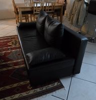 schwarze Kunstleder.- Schlafcouch
