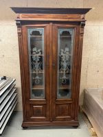 Antiker Schrank Holz mit Glasfront
