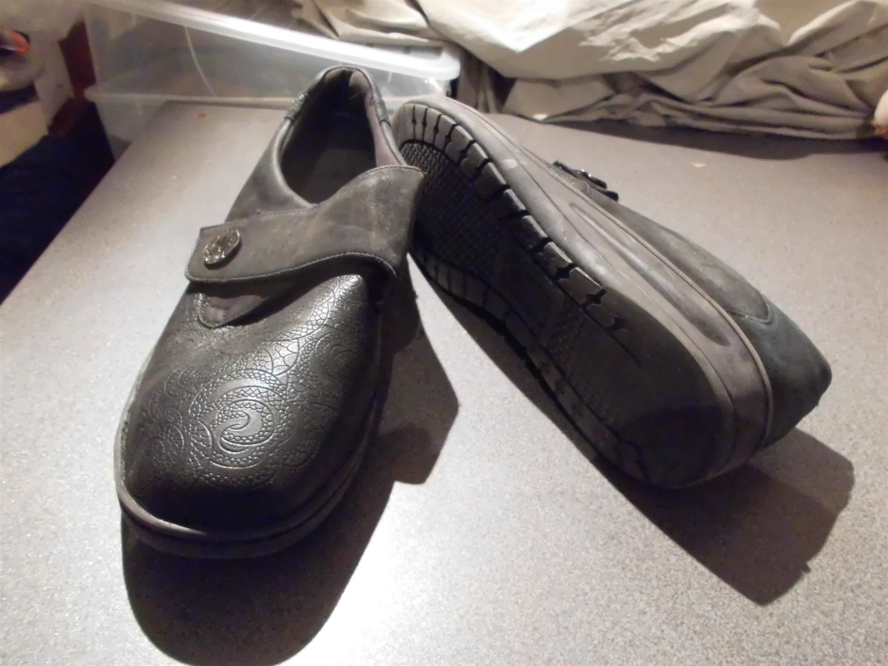 Scarpe da donna: Halbschuhe Grösse 7 1/2, schwarz, feines – Usato da Zürich venduto da abraxas1291