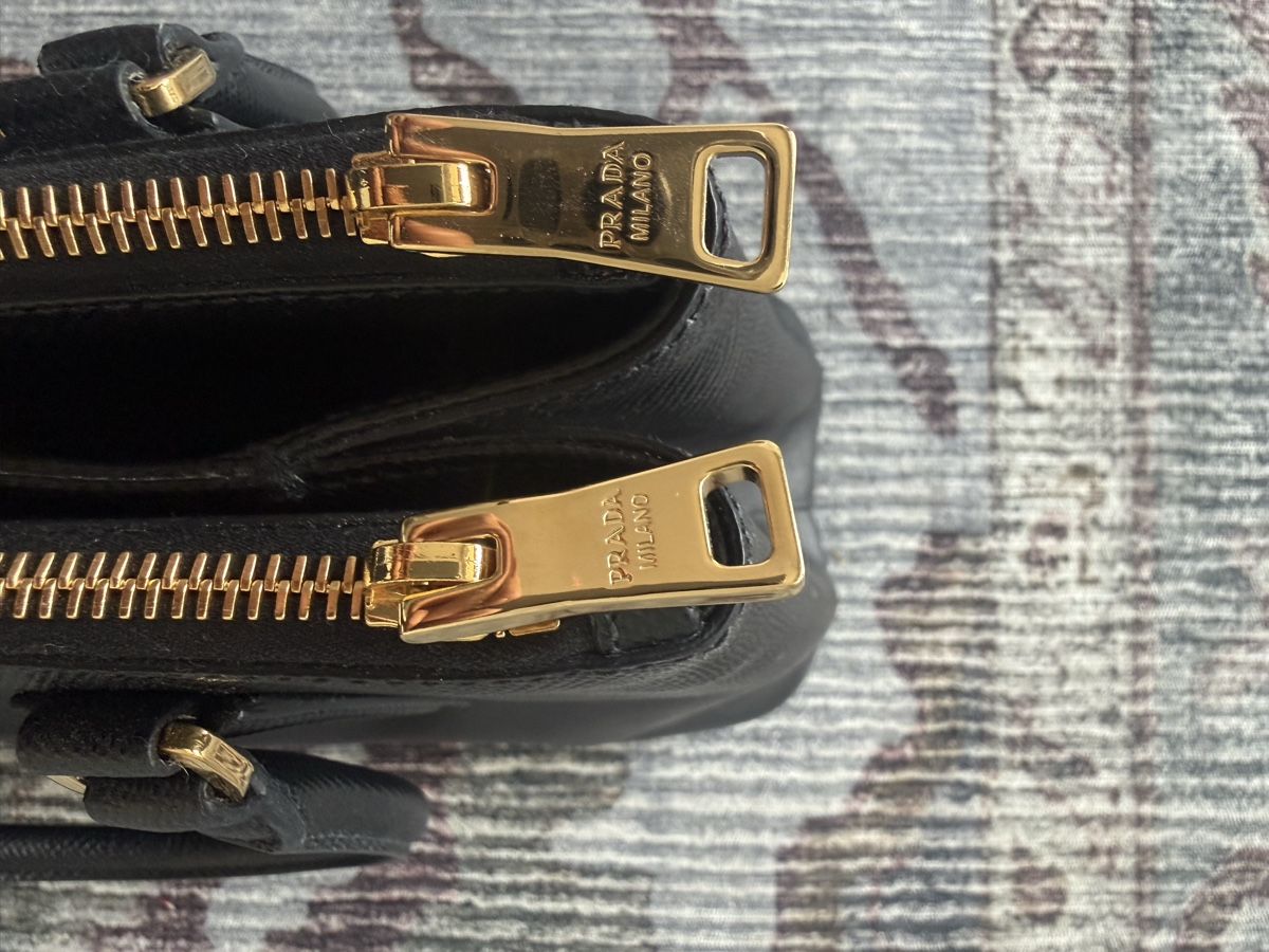 Prada Taschen für Damen: Prada Saffiano Bag Black – Gebraucht aus Oberägeri von FAD91 6
