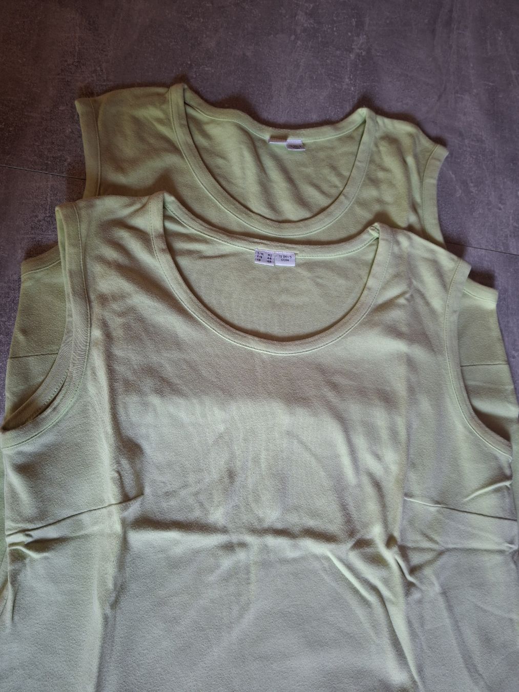 T-Shirts: Lot de 2 débardeurs vert tilleul taille 42 100% coton – Gebraucht aus Villiers von san_jn5w 1