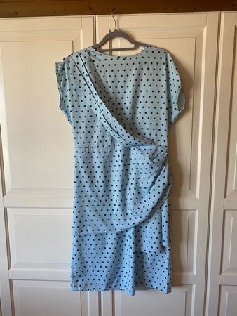 Schönes, hellblaues, schwarz gepunktetes Sommerkleid