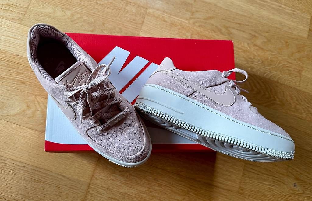 Nike Scarpe da donna: Neu: Nike Schuhe Grösse 38 – Nuovo (secondo la descrizione) da Hünibach venduto da s.leptir