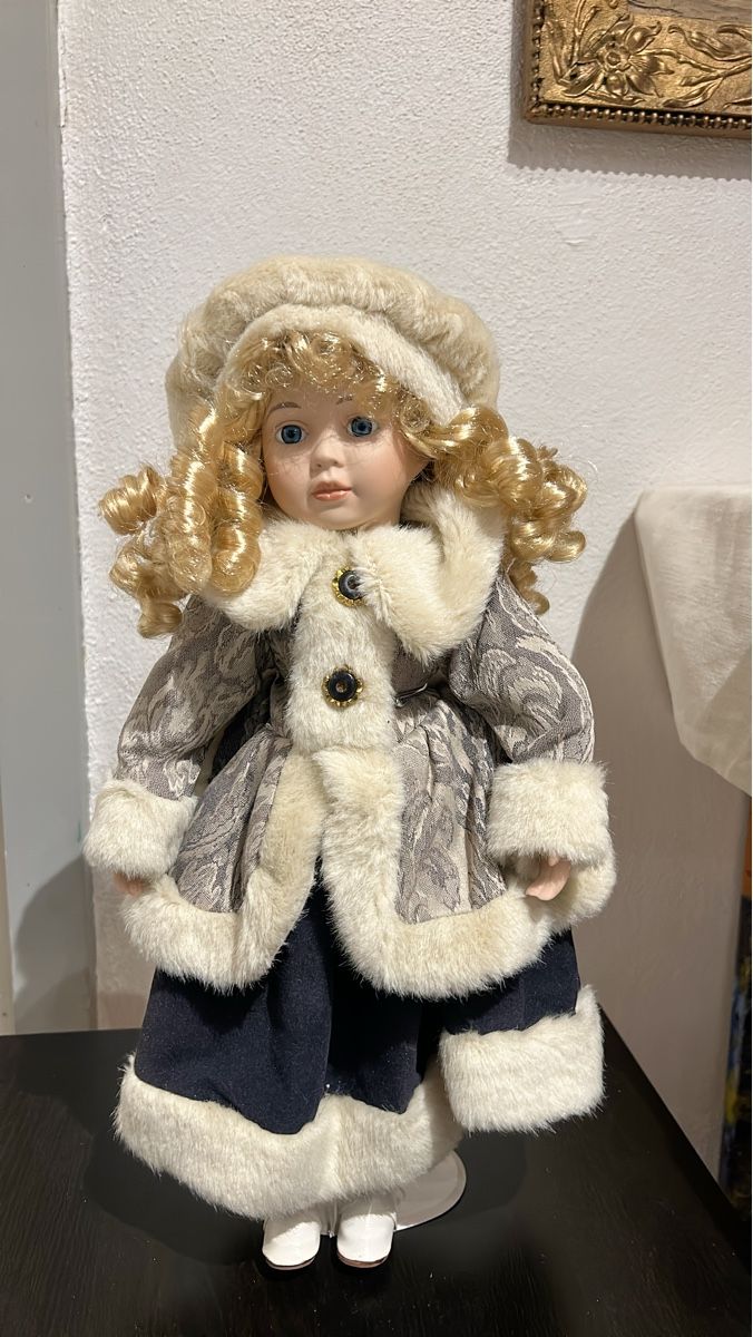 Poupée de collection, style hivernal chic - Parfait état (D'occasion) à ...