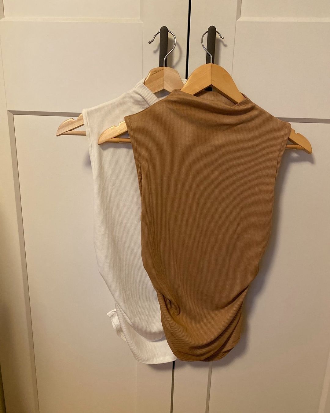 Tops: 2 Tops (camel & weiss) Gr. S/M – Gebraucht aus Unterengstringen von cck_ 1