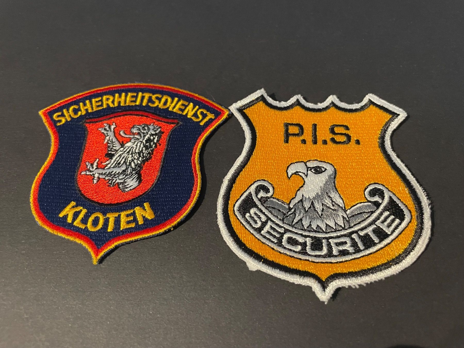 Toppe: 2 Patch Sicherheitsdienst Kloten PIS SECURITE – Usato da Oberiberg venduto da reimet
