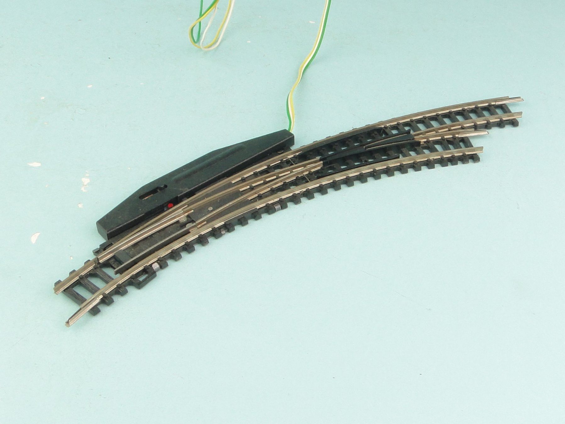Arnold Modelleisenbahnen: MINITRIX N DC 4967 elektr. Bogenweiche rechts – Gebraucht aus Bülach von Albitrain