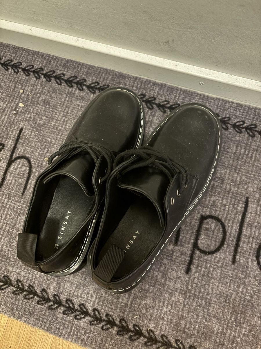 Scarpe da donna: Schuhe Sinsay gr 39 schwarz – Usato da Basel venduto da ukhtyy 1