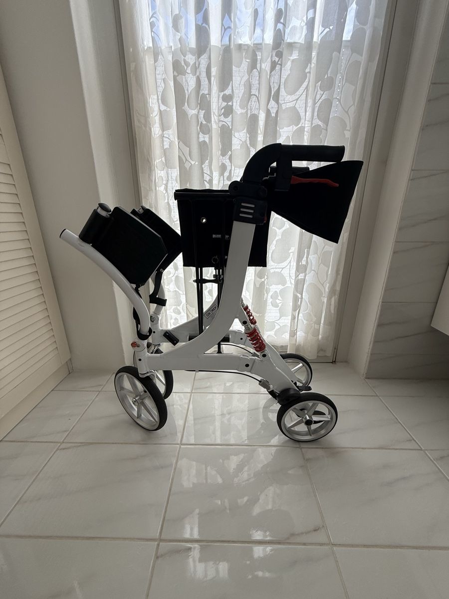 Ausili per la deambulazione: Rollator und Rollstuhl  – Nuovo (secondo la descrizione) da langnau venduto da g.m.stadler 4