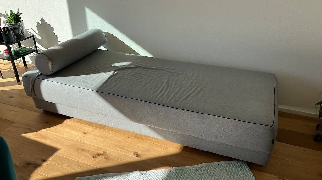 Chaises longues: Sofaliege grau mit Nackenrolle – D'occasion à Hinwil par vvo_tr2g 1