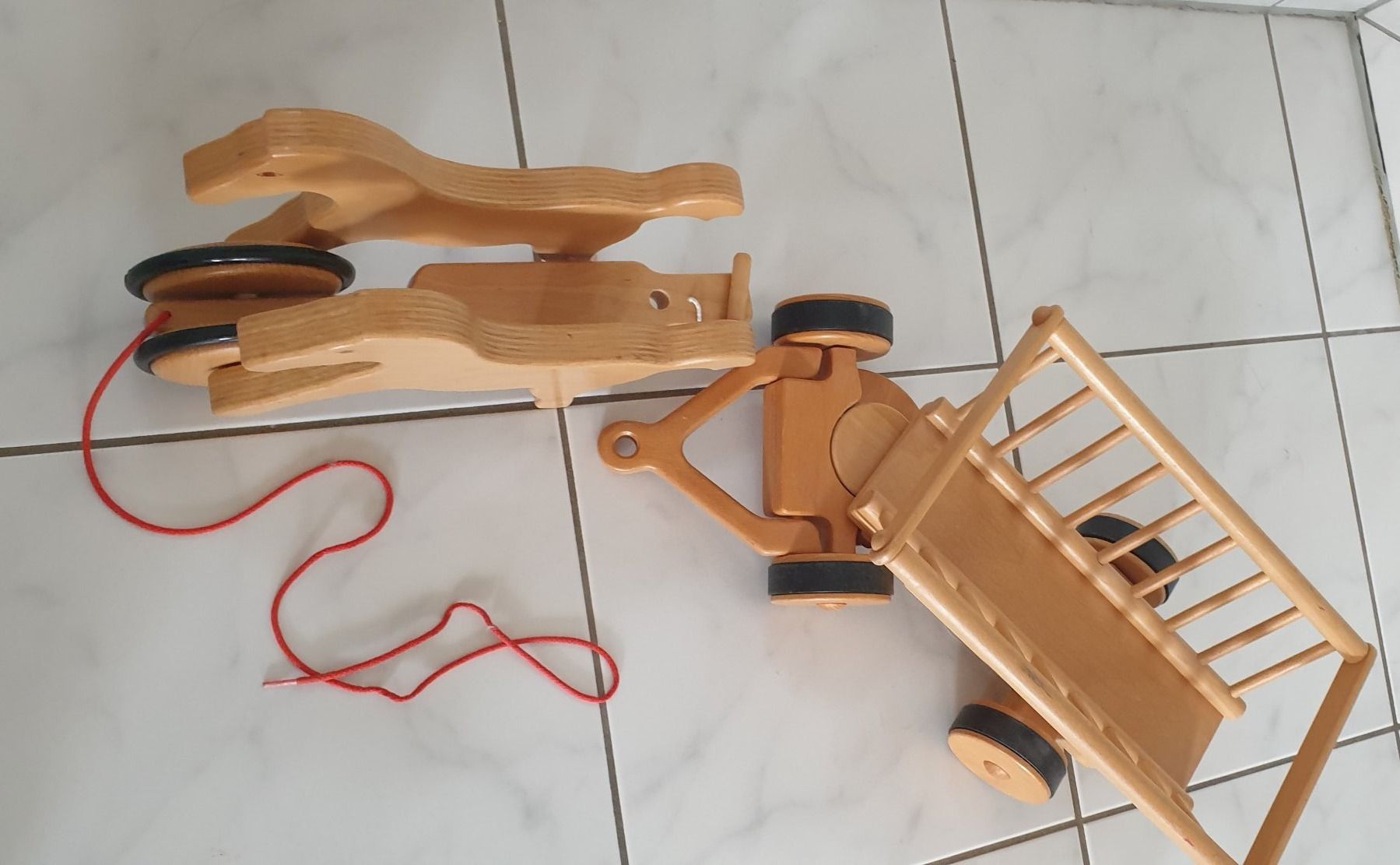 Spielzeuge: Pferdegespann mit Heuwagen aus Holz – Gebraucht aus Meggen von G7957c24 7