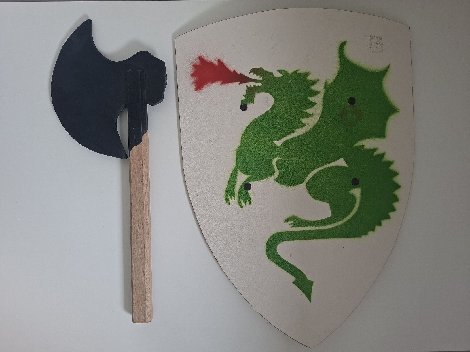Costumi: Holz Ritterschild mit Drachenmotiv & Ritteraxt – Usato da Pieterlen venduto da jak_c2lj 1