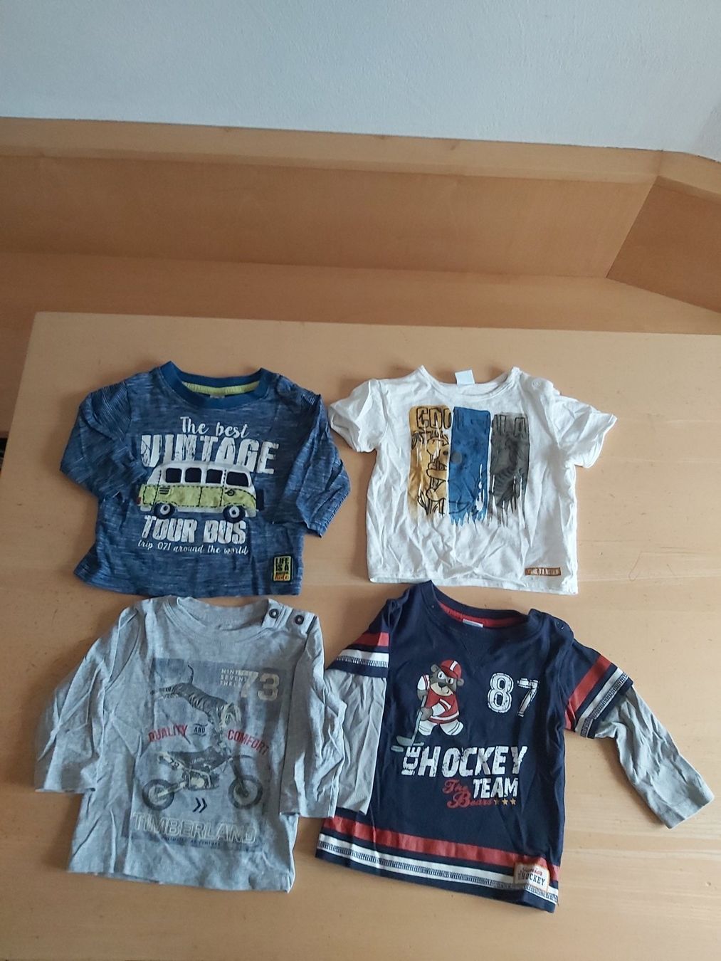 Lotti & Set di vestiti: Pullover & T-shirt junge Gr.74 – Usato da Disentis/Mustér venduto da epa_862v