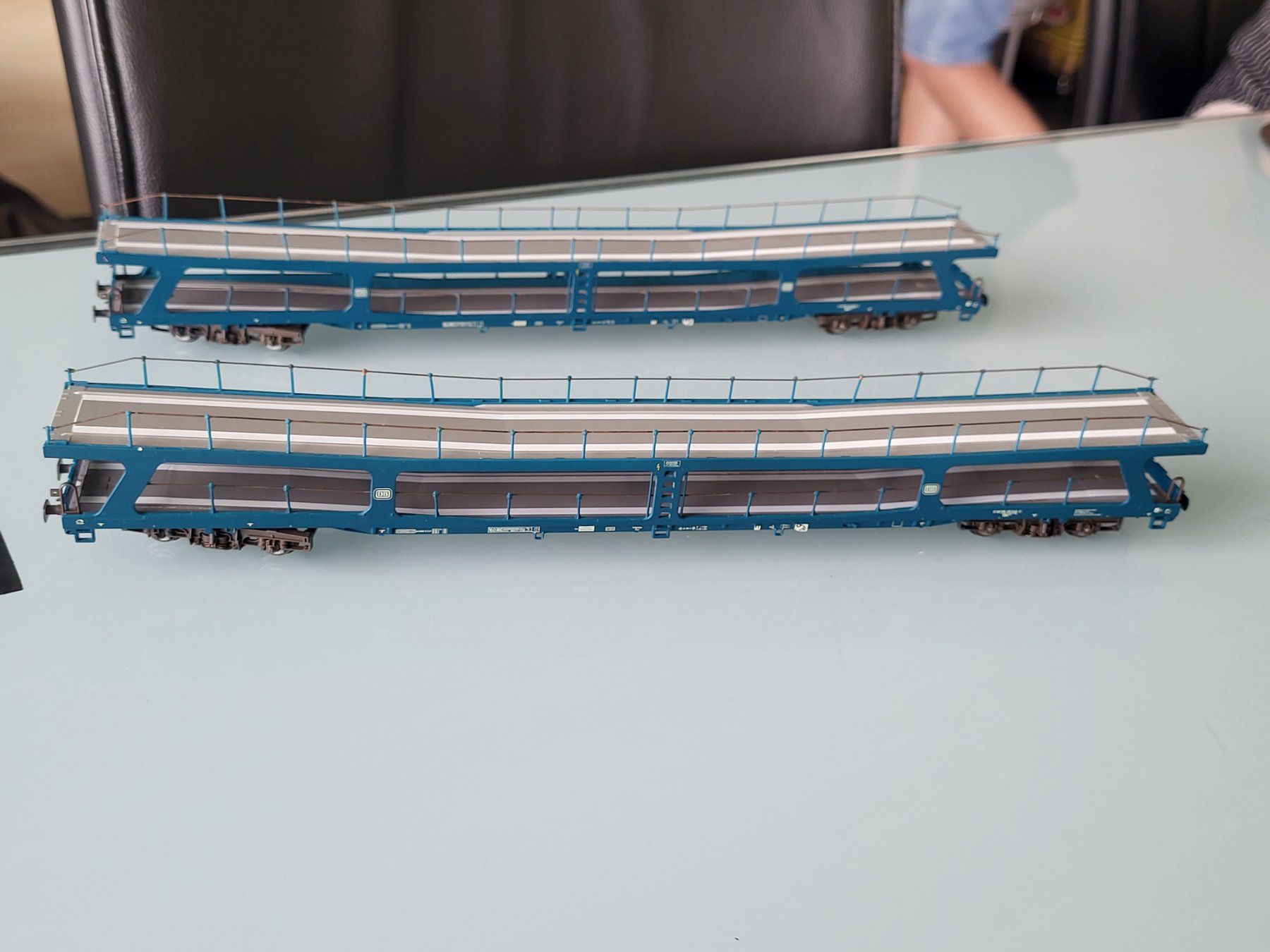 Roco Modellini di ferrovie: H0  ROCO  DB  2 Stk.  Autozugwagen blau – Usato da Oberburg venduto da sensetal 2