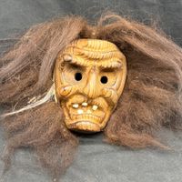 Masque valaisanne en bois sculpté, année 1983, signée