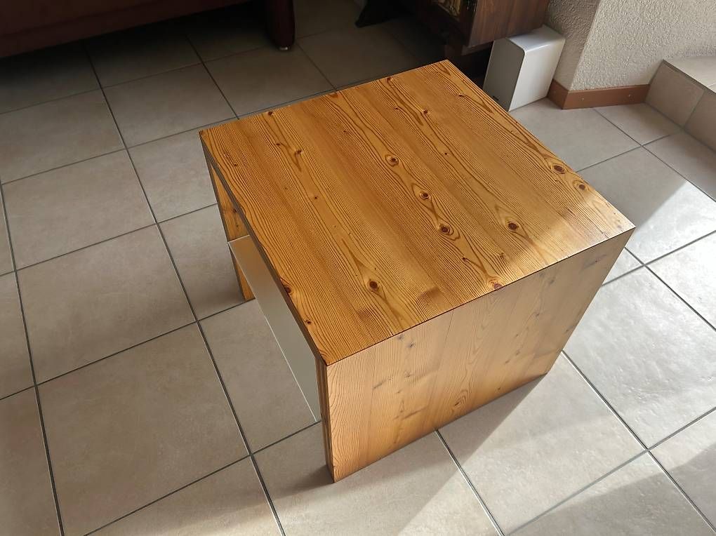 Tables: Solide table, pin 50x50x50 – D'occasion à Colombier VD par DENYSE01 2